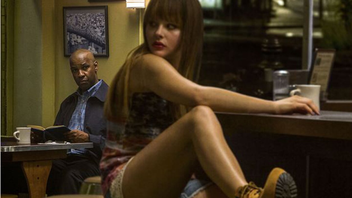 The EqualizerRobert McCall (Denzel Washington) beobachtet im Stillen die Prostituierte Teri (Chloe Grace Moretz)