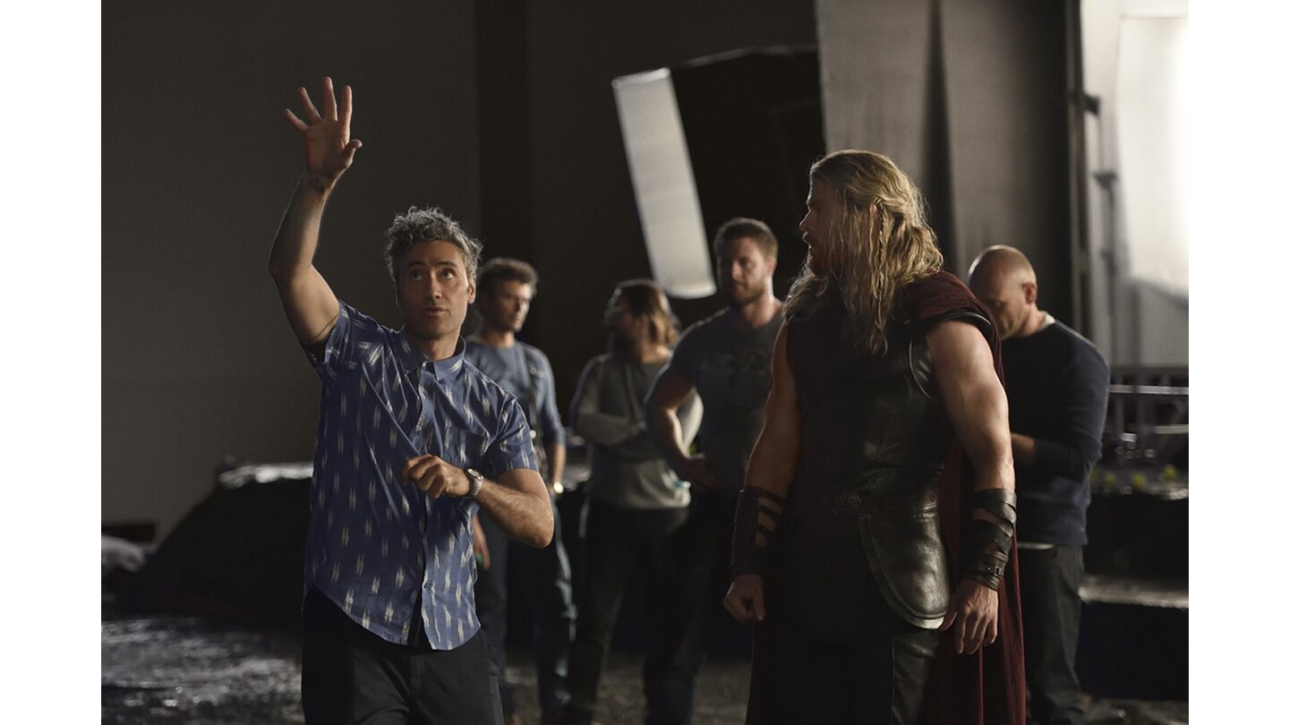 Thor 3: Erstes Bild vom Film-Set mit Regisseur Taika Waititi und Thor-Darsteller Chris Hemsworth.