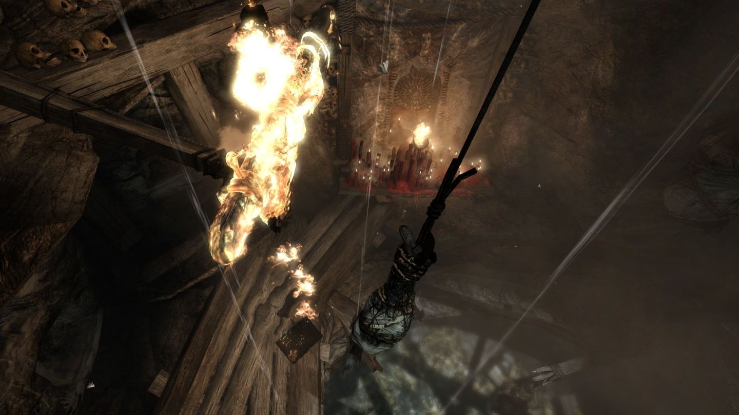 Tomb RaiderHaarsträubender Einstieg: Lara wurde von Kultisten als Menschenopfer aufgehängt.