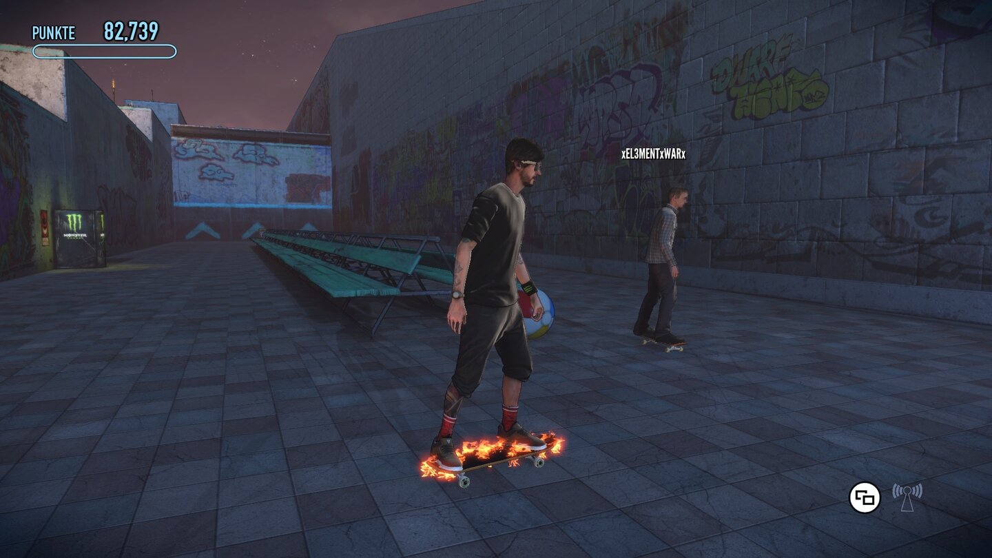 Tony Hawk's Pro Skater 5 - Bilder aus der Xbox One-VersionOh, ein Mitspieler! Der Online-Modus funktionierte im Test bestenfalls sporadisch, oft »flackerten« die Mitspieler oder hüpften unkontrolliert umher.