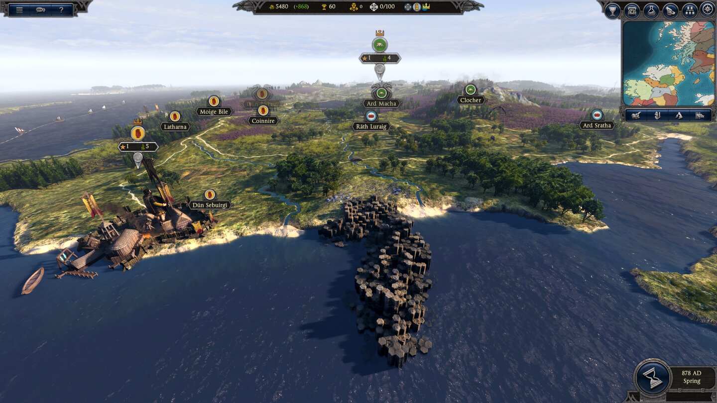Total War Saga: Thrones of BritanniaJede Provinz enthält nur noch eine ummauerte Hauptsiedlung, in der wir frei bauen dürfen.