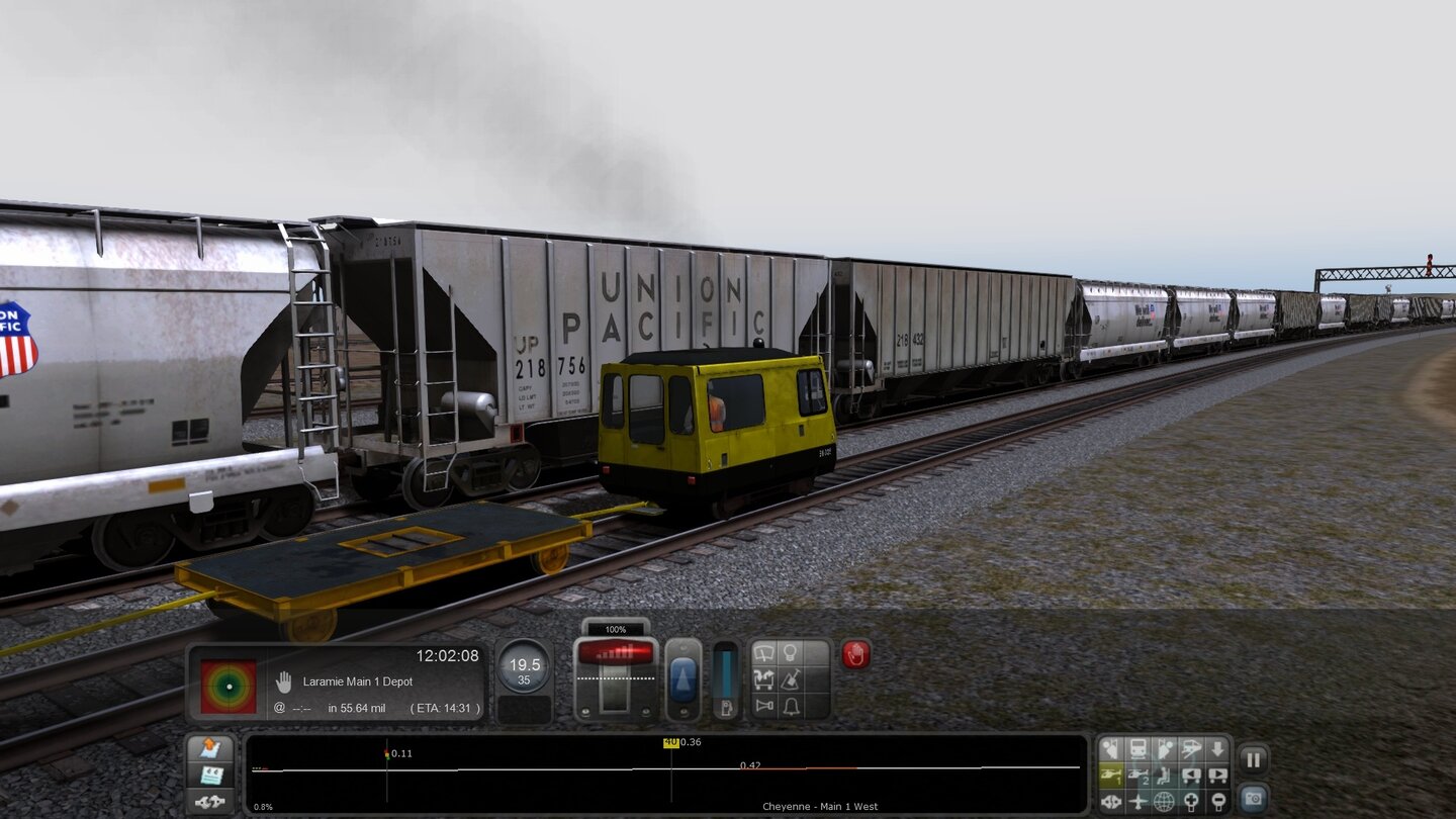 Train Simulator 2013David und Goliath: Vorne unser Personal Carrier mit drei Plattformwägelchen, dahinter ein Güterzug mit dutzenden Waggons und zehntausenden Tonnen Fracht.