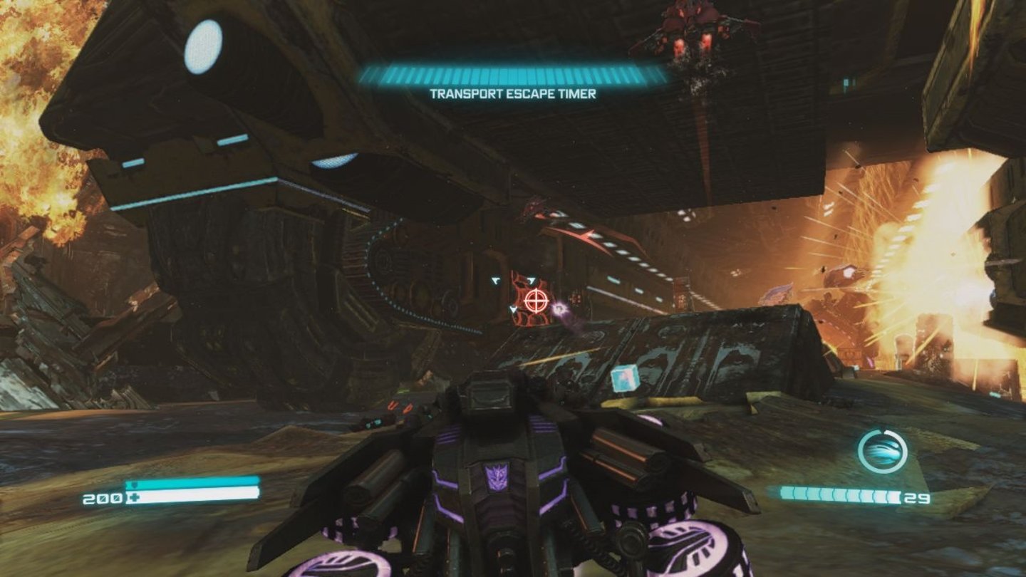 Transformers: Untergang von CybertronIn Gestalt eines Decepticon sollen wir hier den riesigen Autobot-Transporter stoppen, der durch die Einöde walzt.
