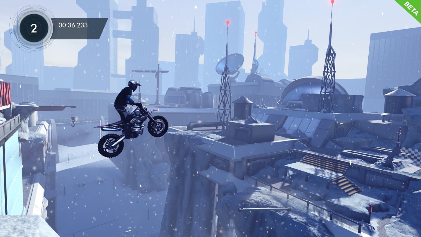 Trials Fusion - Beta-ScreenshotsIm fertigen Spiel sollen wir in der Luft auch Tricks ausführen können. Das konnten wir allerdings noch nicht selbst testen und springen deswegen hier ohne Schnörkel über eine tiefe Schlucht.