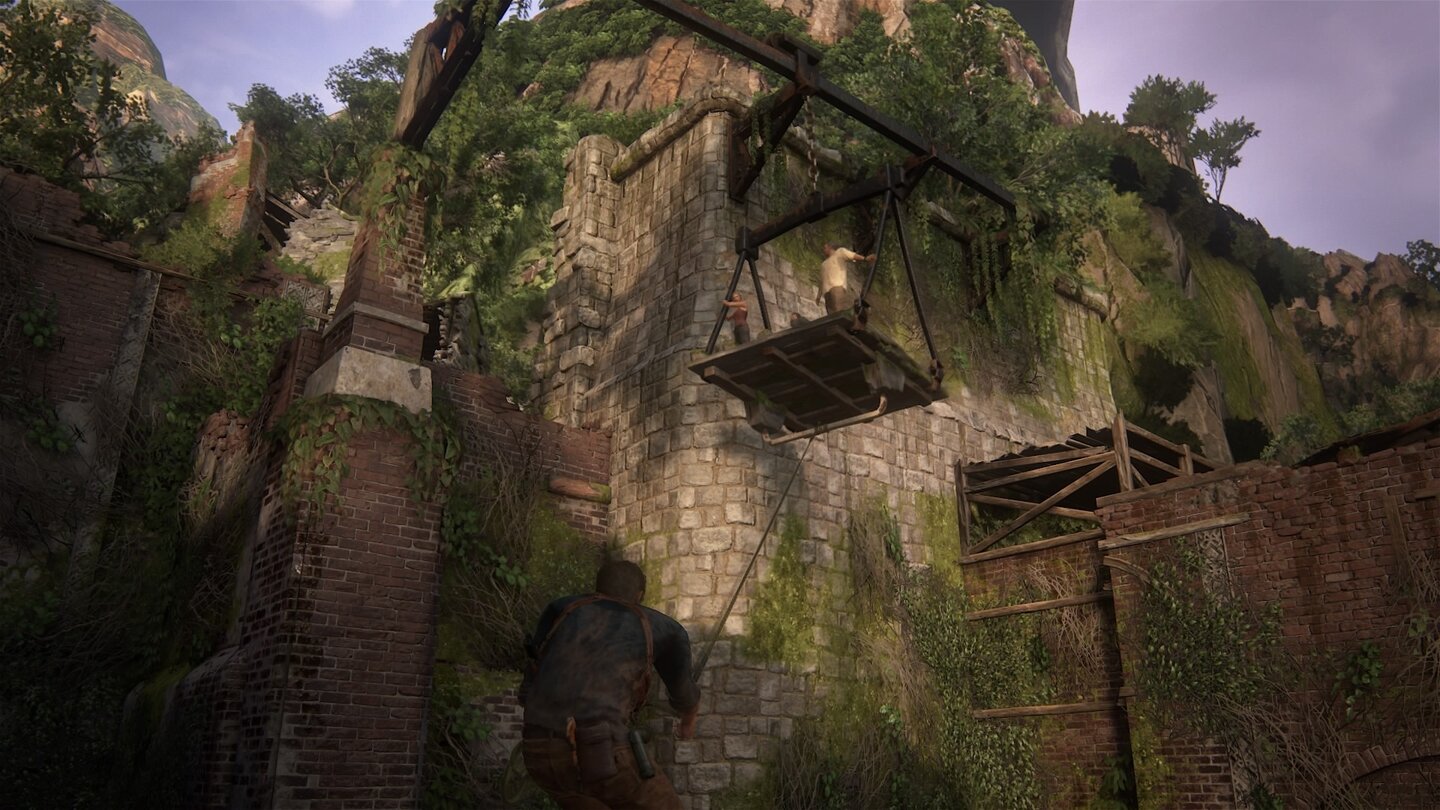 Uncharted 4: A Thief's EndDas Seil lässt sich auch wunderbar als Lastenzug einsetzen: Hier befördern wir unsere Freunde über einen Abgrund.