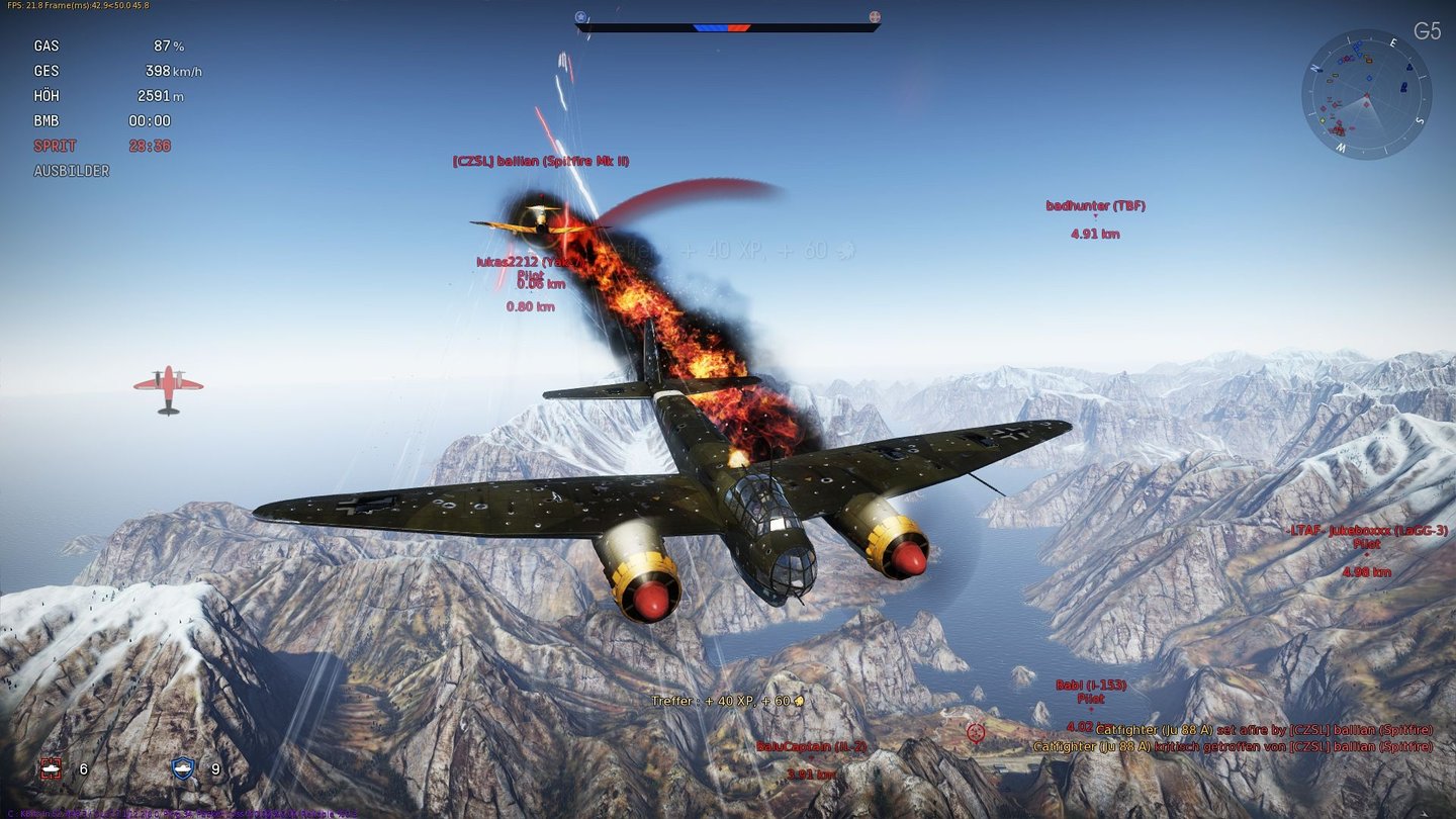 War ThunderUnser Bomber ist erledigt, dennoch ballern unsere Bordschützen verbissen weiter auf die feindliche Spitfire hinter uns.