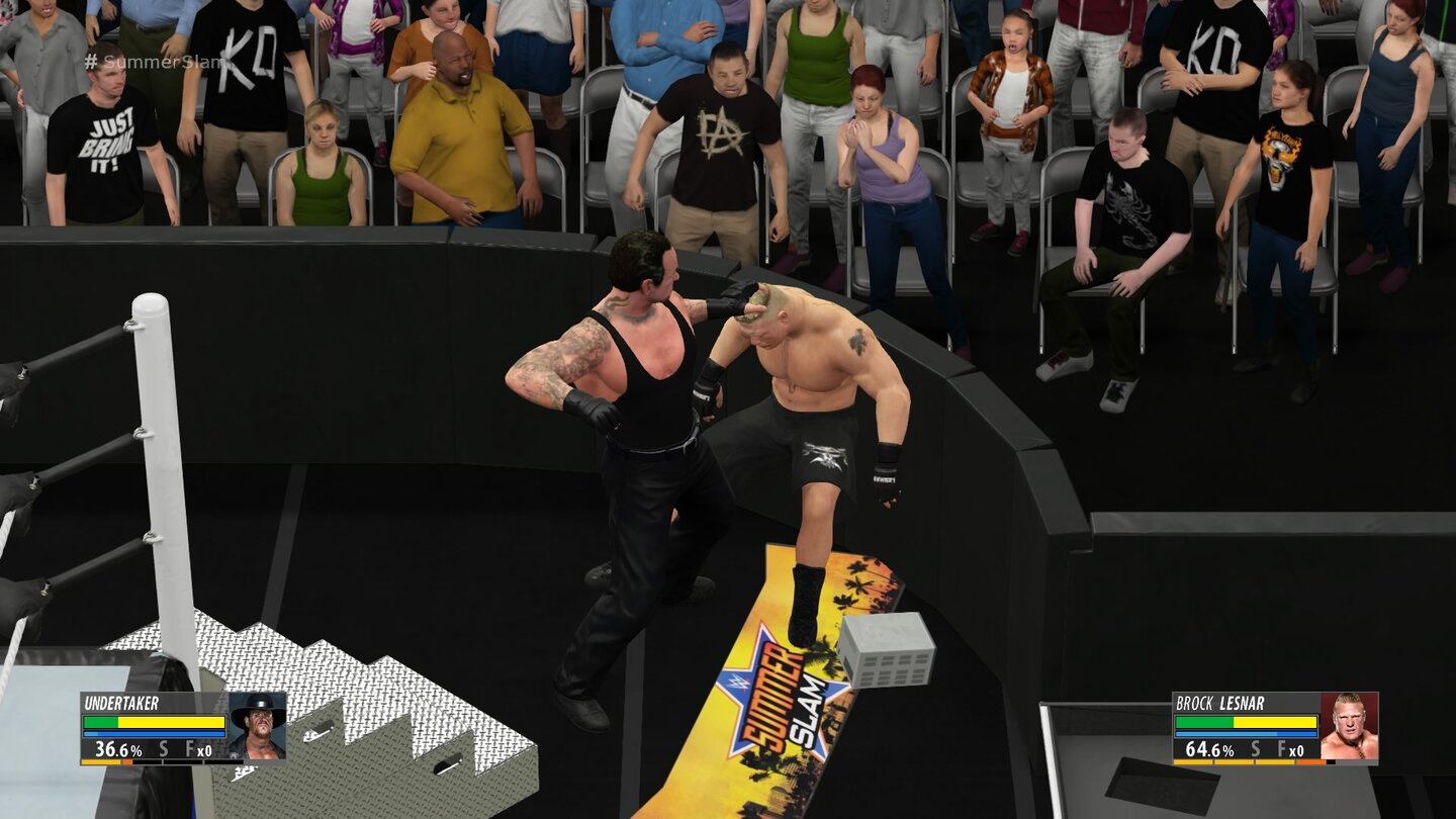 WWE 2K16Die Ringbegrenzung darf ebenfalls als Kampfschauplatz herhalten: Unter dem Gejohle der Zuschauer bearbeiten wir unseren Gegner.