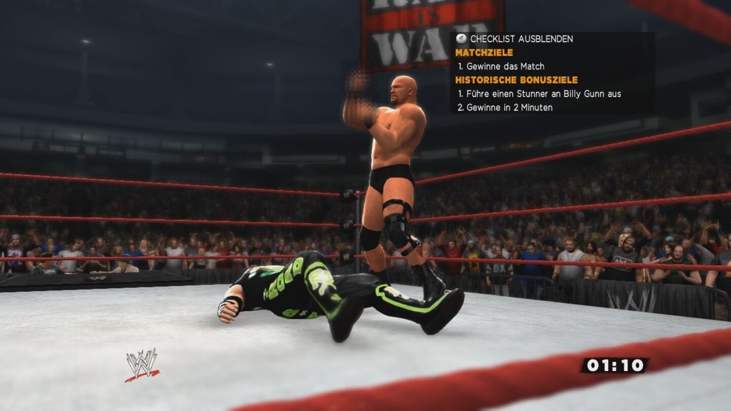 WWE'13Wie im Fernsehen: Stone Colds Mittelfinger werden auch im Spiel unkenntlich gemacht.