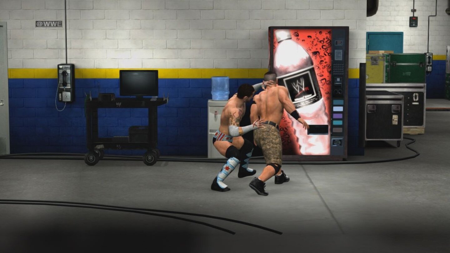 WWE'13Auch Backstage geht es ordentlich zur Sache: Alles, was herumsteht, wird zur Waffe.