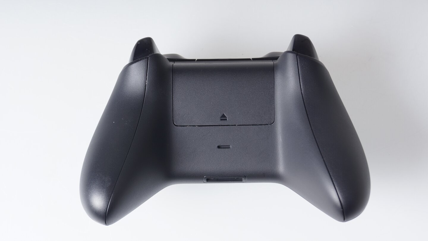 Der neue Xbox One Controller von unten gesehen. Das Batteriefach ist nun flach ins Design integriert.