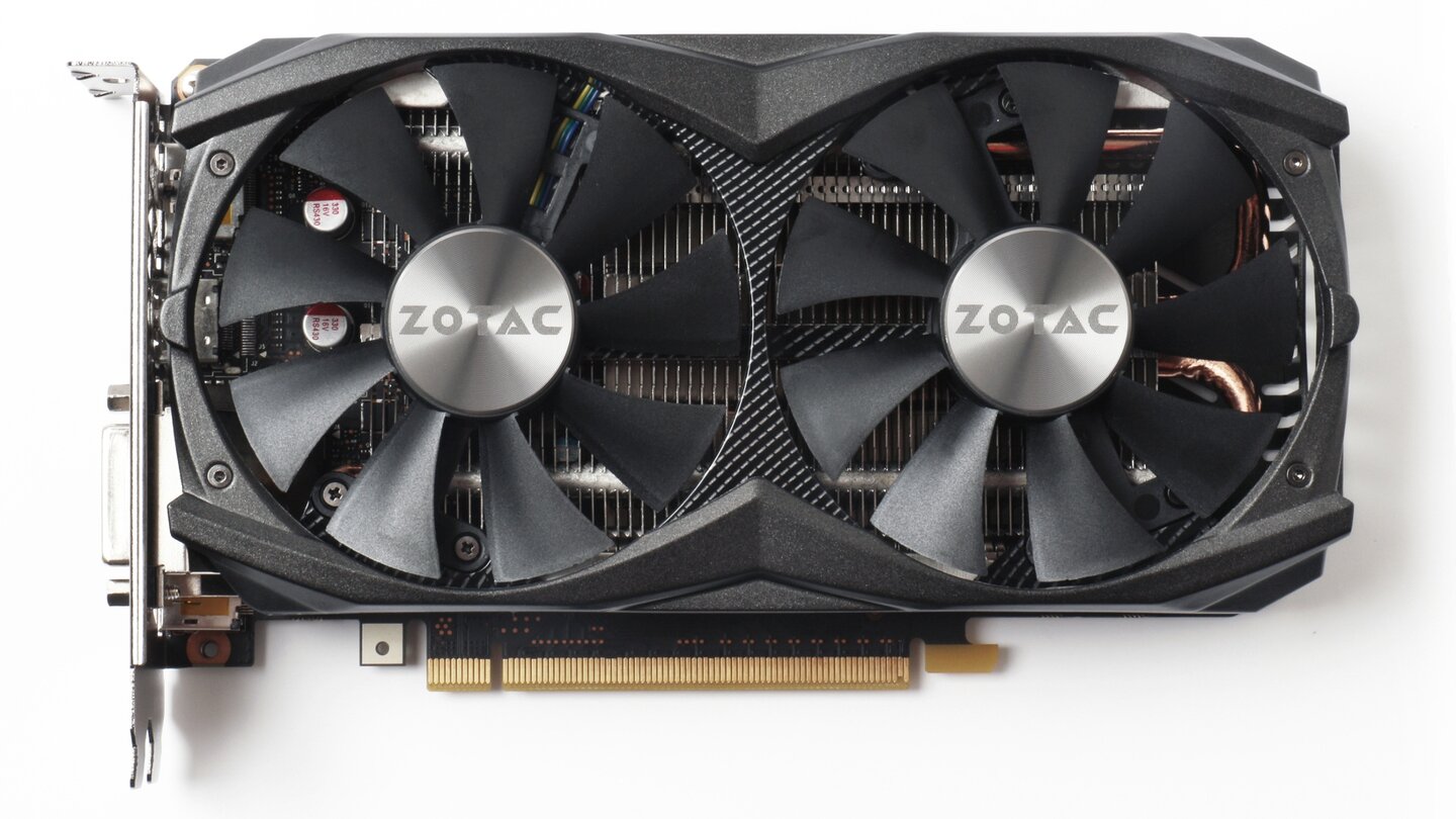 Die beiden 90 mm großen Lüfter Zotac Geforce GTX 960 AMP! stehen im Leerlauf komplett still und arbeiten auch unter Last relativ leise.