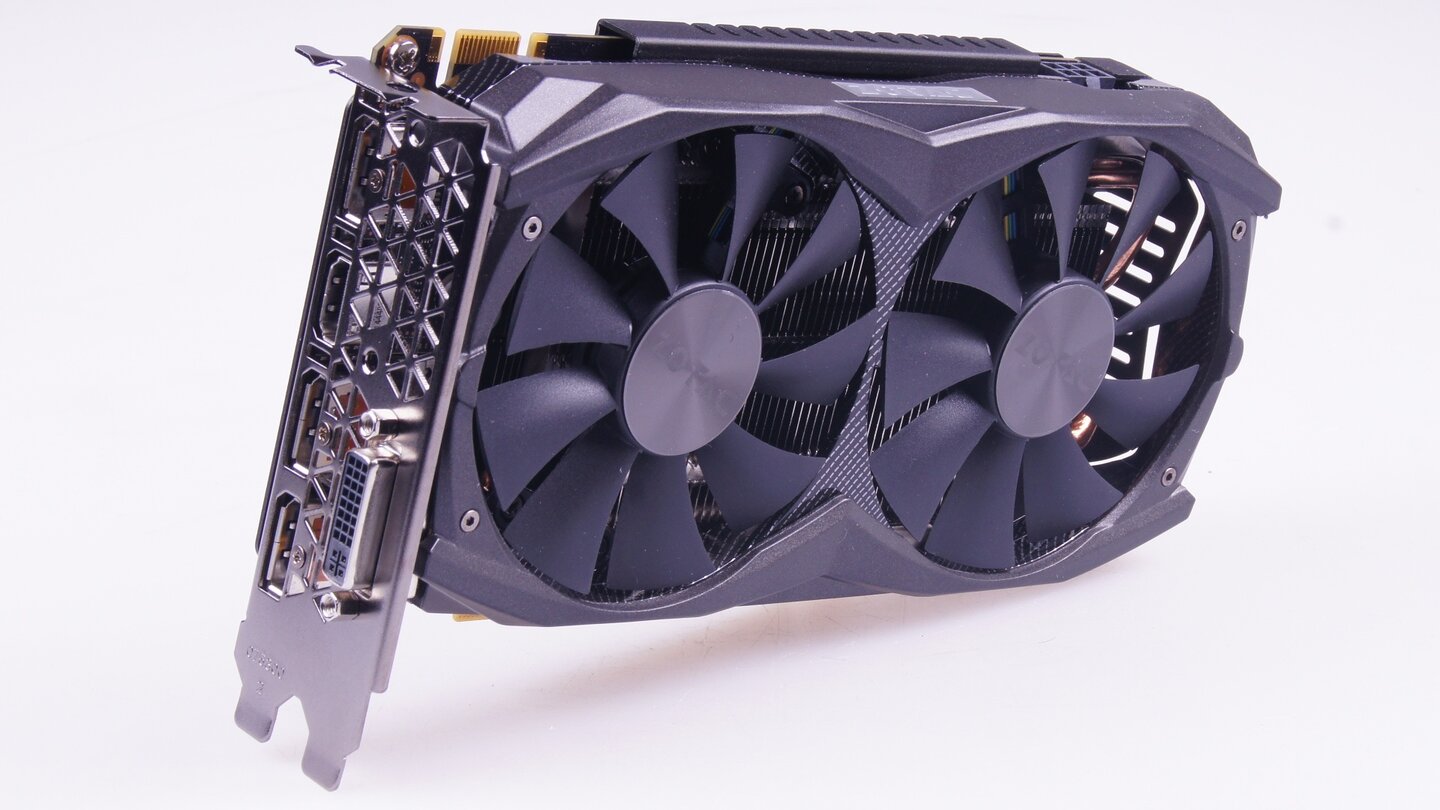 Mit nur 21 cm Länge fällt die Zotac Geforce GTX 960 AMP! relativ kompakt aus und findet dadurch auch in kleineren Gehäusen Platz.