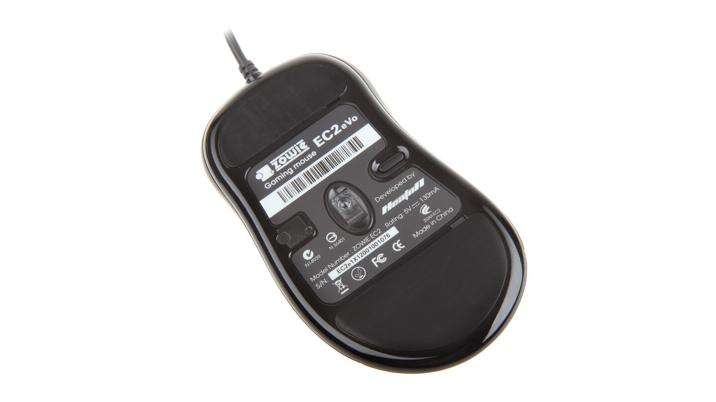 Um die EC eVo mit besonders guten Gleiteigenschaften auszustatten, versieht Zowie die Maus mit sehr großen Gleitpads. Die nutzen sich kaum ab und können bei Bedarf gegen die beiliegenden Ersatzpads ausgetauscht werden.