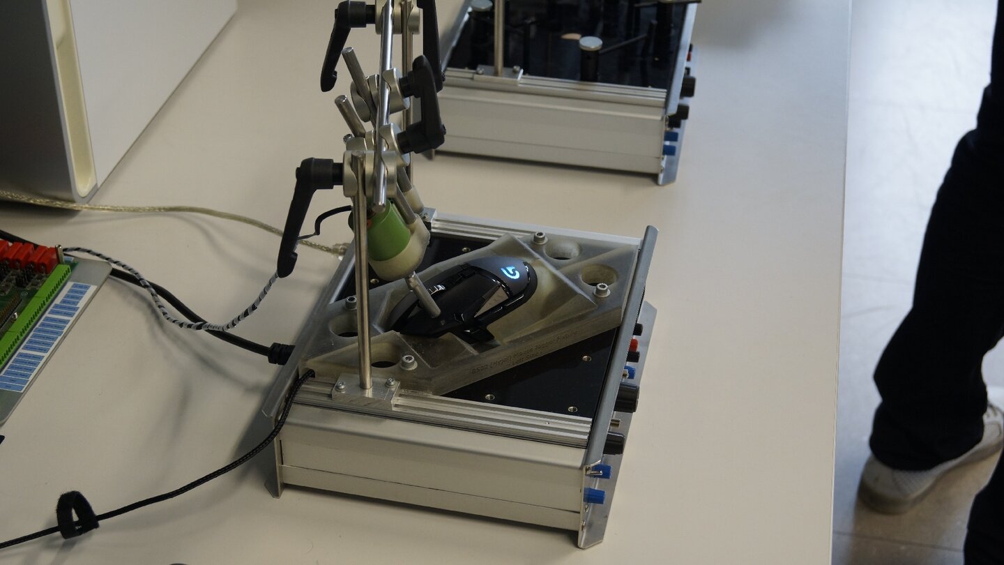 Diese Maschine drückt die Maustasten mit unterschiedlicher Geschwindigkeit, um festzustellen, wie zuverlässig sie arbeiten.