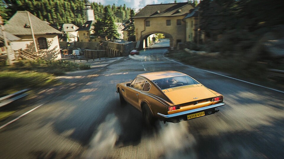 Nahtlos geht die Action von der Schießerei zur wilden Autorennfahrt durch enge Gassen und beschauliche Städtchen weiter. So muss das sein in einem echten Bond-Spiel!