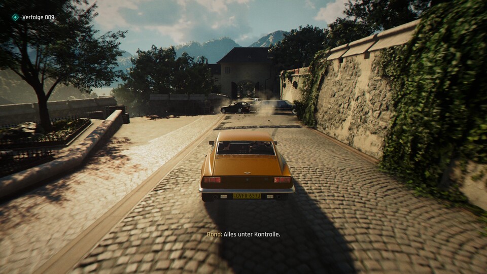 Sich mit einem alten Aston Martin eine Verfolgungsjagd leisten, ist schon einmal ein guter Anfang.