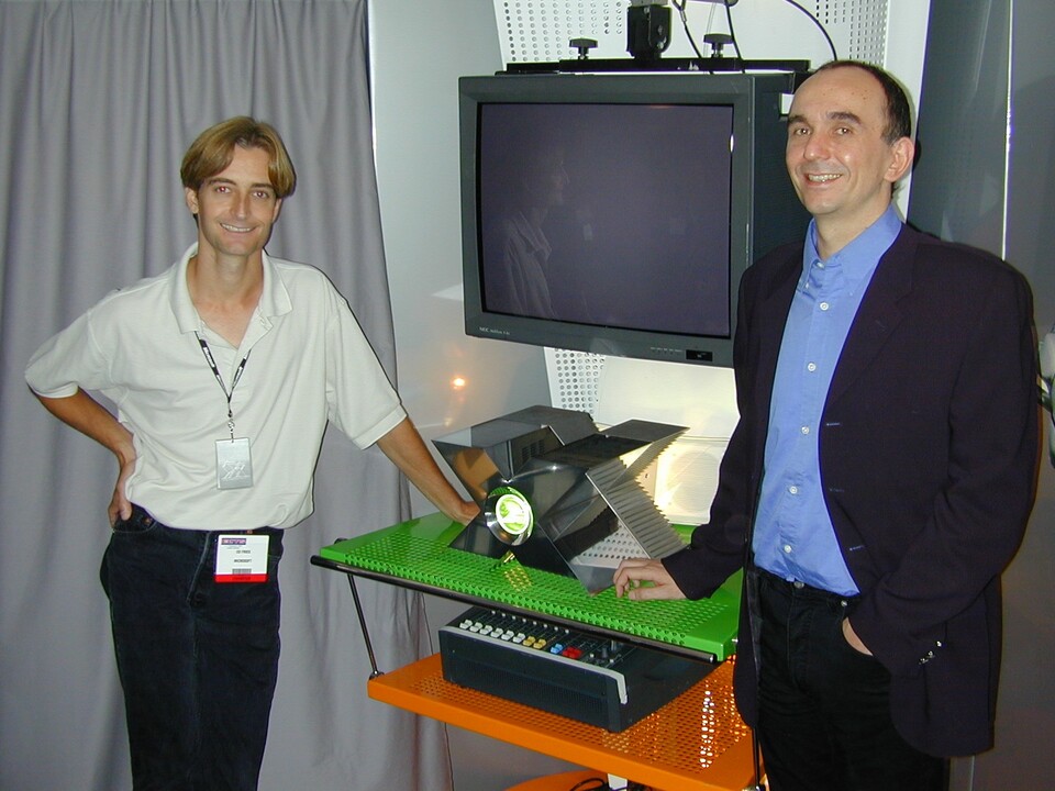 Ed Fries (links), Fable-Erfinder Peter Molyneux (rechts) und der formschöne Xbox-Prototyp (Mitte).