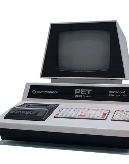 Der PET ist 1977 Commodores Einstieg in den Heimcomputer-Sektor, das deutsche Versandhaus Quelle verkauft den Rechner zum Start für 2.999 DM. 