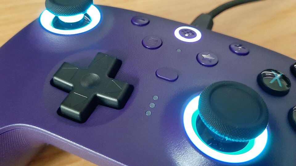 Zwar bin ich kein Fan von RGB-Beleuchtung, sie lässt sich aber auch ausstellen, zu unterschiedlichen Verläufen kombinieren und in der Helligkeit regulieren.