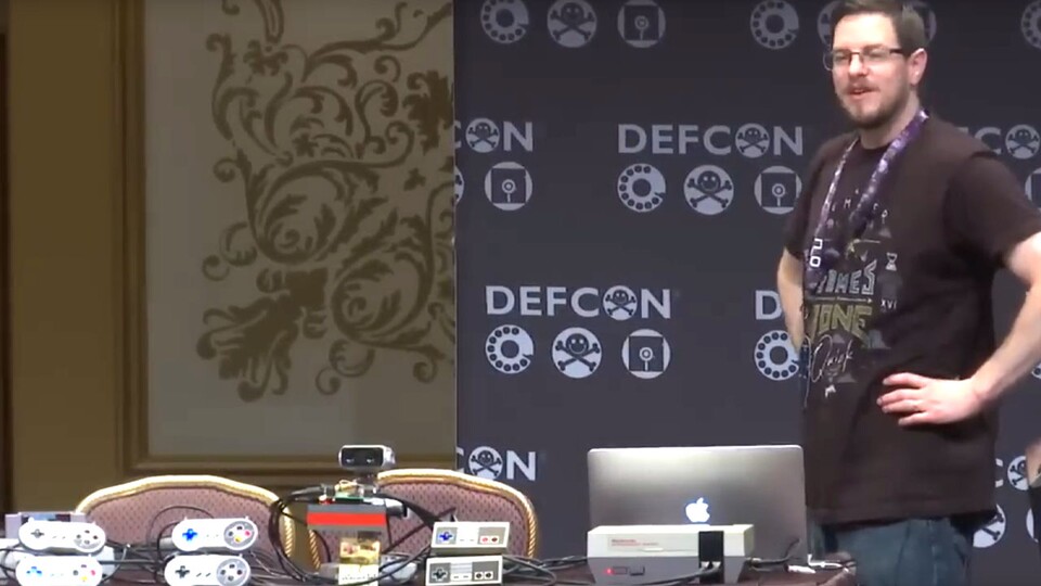 Cecil tritt mit seinem TASbot auf vielen Conventions und Speedrunning-Events auf. Der komplizierte Aufbau ermöglicht Frame-genaue Eingabeabfolgen auf alten Retro-Konsolen. (Bildquelle: DEFCONConference Youtube)