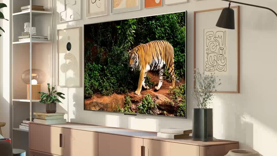 Der Amazon Fire TV Omni Mini-LED bietet ein schlankes Design, gutes HDR und passt sich durch Dolby Vision IQ sogar an die Lichtverhältnisse im Raum an.