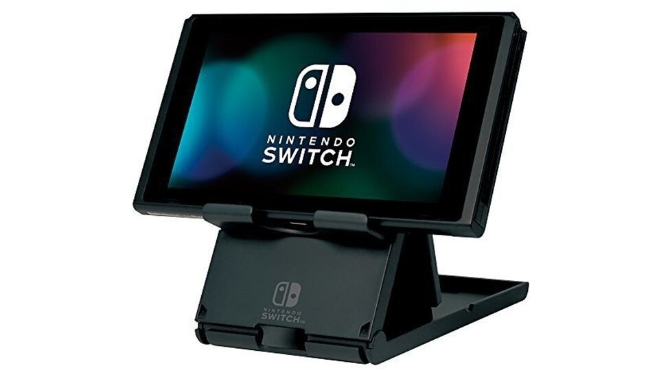 Die Nintendo Switch OLED hat bereits einen guten Standfuß. Nur wenn ihr mit diesem nicht zufrieden seid, lohnt es sich, einen größeren Standfuß wie den Hori Switch Playstand zu kaufen.