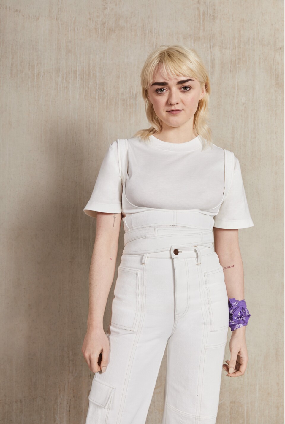 Maisie hat auch im echten Leben Kleidung recycelt und aus dem Materialien einen lila Schal kreiert. Das Spieloutfit, das wir erhalten können, ist daran angelehnt (Bild: H&M).