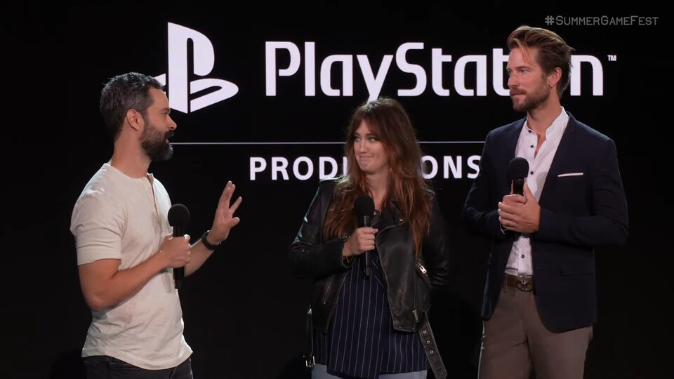 Troy Baker und Ashley Johnson (beide rechts) bei ihrem Auftritt beim Summer Game Fest zusammen mit Director Neil Druckmann.