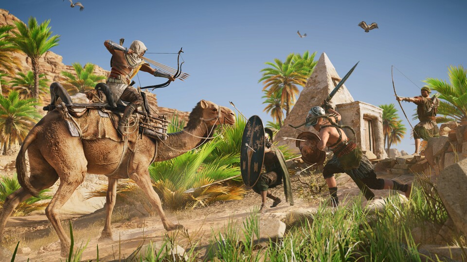 In Assassin's Creed: Origins dürfen wir auch im Kamelsattel unseren Feinen zu Leibe rücken.