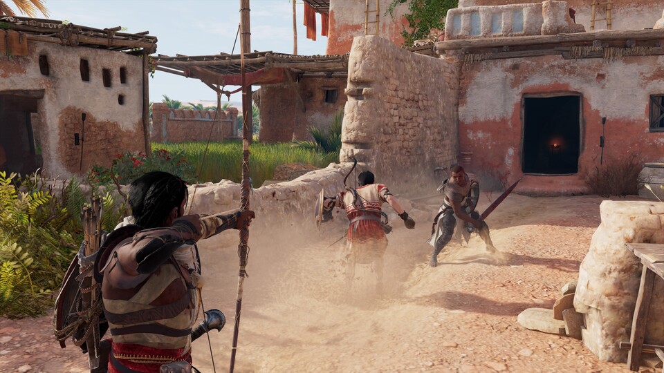Assassin's Creed: Origins stellt uns ein riesiges Waffenarsenal zur Verfügung. Sogar den Bogen gibt es in unterschiedlichen Ausführungen: Mit dem Raubtierbogen snipern wir beispielsweise, mit dem Kriegsbogen feuern wir drei Pfeile auf einmal ab.
