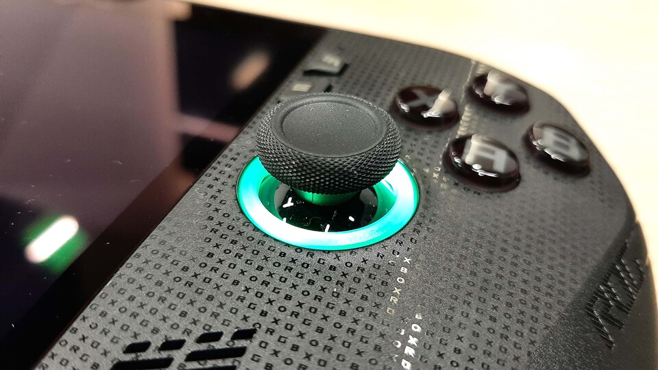 Die Sticks und die Oberfläche des ROG Xbox Ally sind fein texturiert, der gesamte Handheld wirkt sehr wertig.