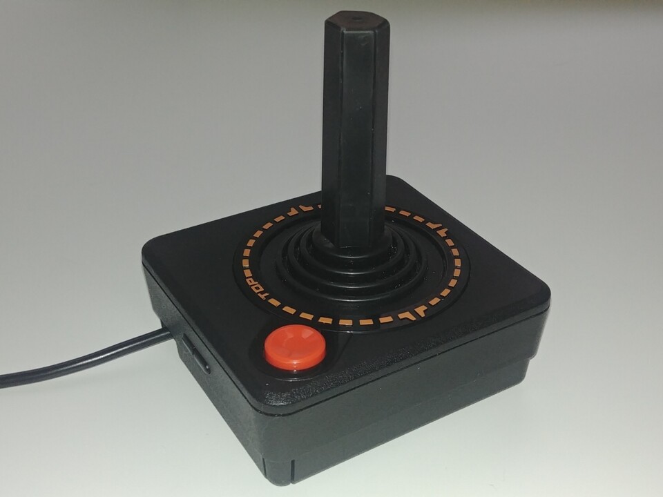 Der mitgelieferte Joystick des Atari 400 Mini verfügt nicht nur über den ikonischen roten Button, sondern auch über zusätzliche Tasten, die sich teils in dem Ring um den Stick herum verstecken.