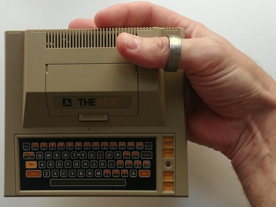 Der Atari 400 Mini ist sehr viel kleiner als das Original. Die Tastatur funktioniert deshalb natürlich nicht, kann aber leicht ersetzt werden.