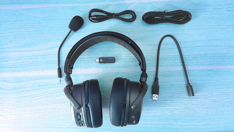 In der Packung des Maxwell 2 liegt einiges an Zubehör bei. Je nach Modell entscheidet ihr euch zudem für unterschiedlich kompatible USB-C-Dongles und eine eventuelle Dolby Atmos-Lizenz.