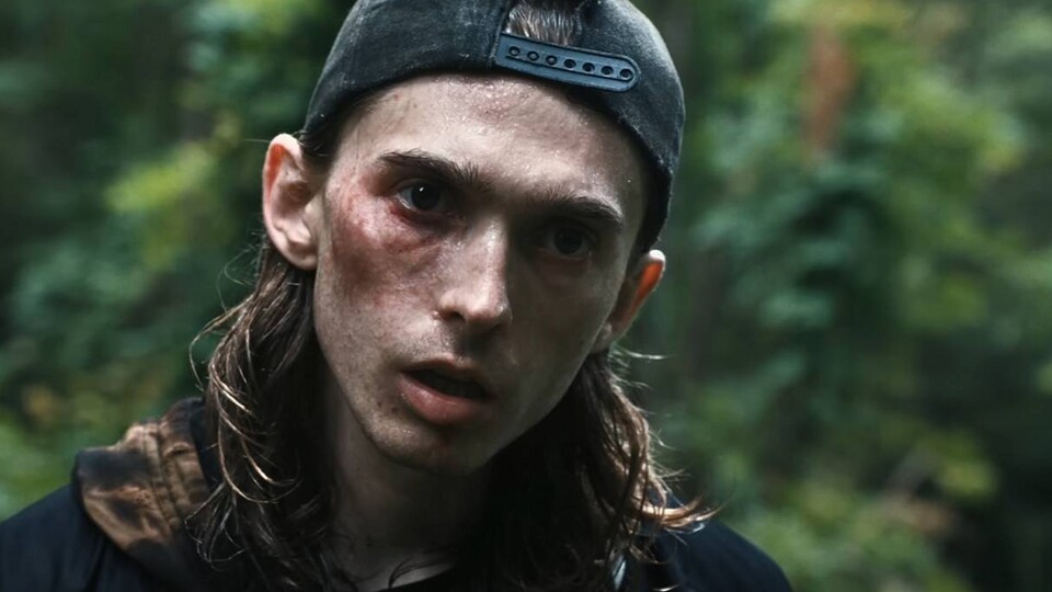 Austin Abrams übernimmt die Hauptrolle im Resident Evil-Film und war zuletzt auch in seiner hier abgebildeten Rolle in Weapons zu sehen. (Bild: New Line Cinema Warner Bros. Pictures)