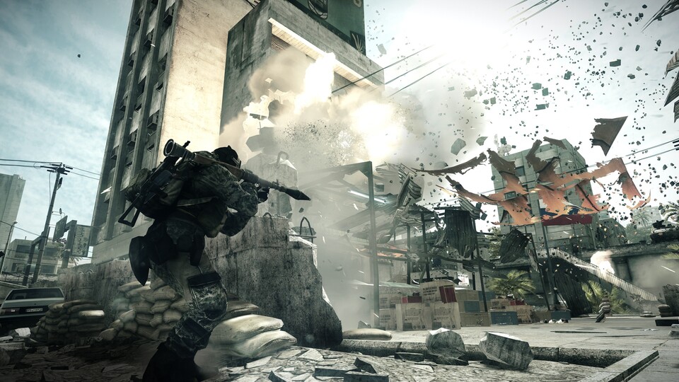 Da krachts: Die zerstörbaren Umgebungen in Battlefield 3 machen Laune.
