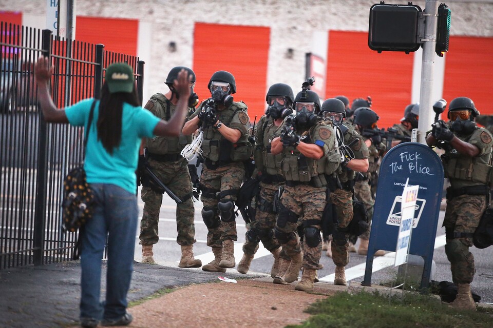 Ferguson, Missouri: Die Kleinstadt mit etwa 20.000 Bewohnern ist kein Kriegsgebiet, die Polizei scheint trotzdem für einen größeren Konflikt ausgerüstet zu sein. (Bildquelle: Kotaku)