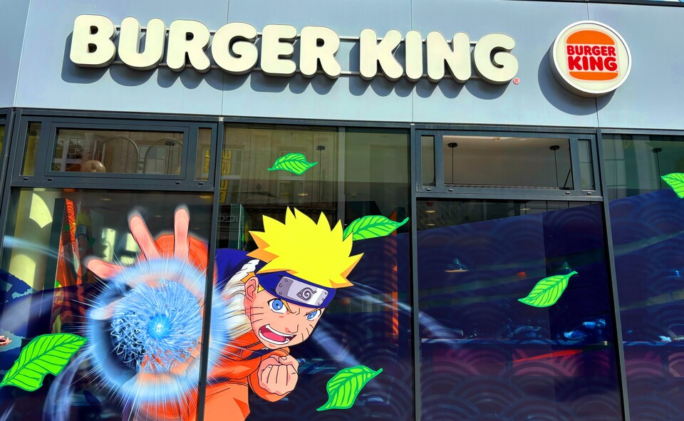Die Naruto-Aktion könnt ihr schon von außen erkennen. (Bild © Burger King)