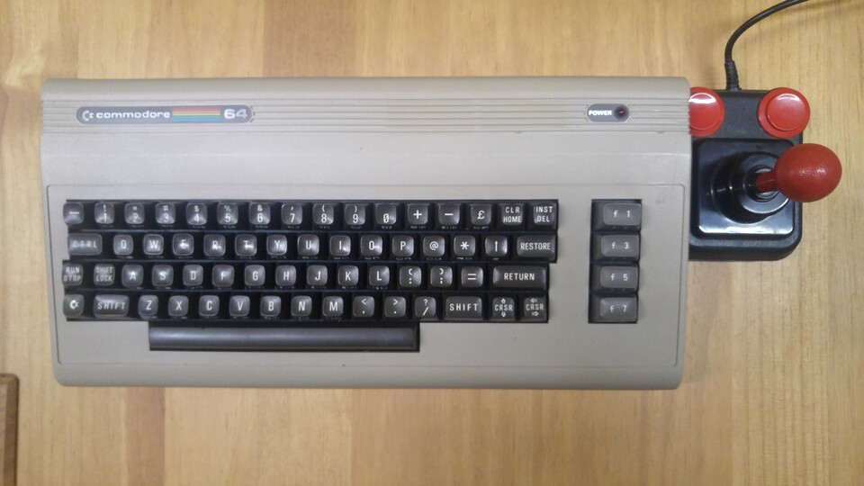 Der C64 Maxi ist ein richtiger PC mit funktionierender Tastatur. Passenderweise werden 64 Spiele mitgeliefert.