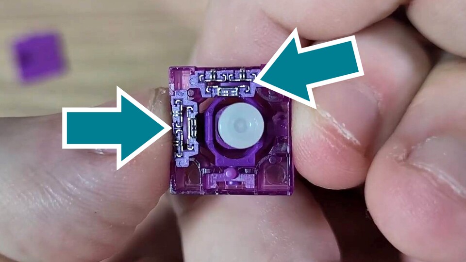 Diese beiden Plastikscheiben verändern den Elektronenfluss zwischen zwei Metallplättchen und greifen damit die horizontale und vertikale Bewegung des Sticks ab. (Bildquelle: VKs Channel Youtube)