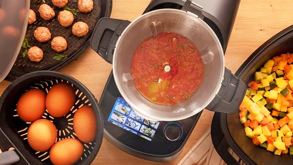 Eintopf garen, Gemüse dämpfen, Eier kochen: Dank dem beiliegenden Zubehör kann man mehrere Gerichte gleichzeitig zubereiten.