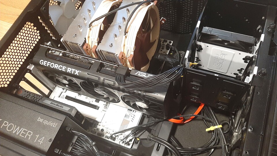 Zugegeben: Einen Style-Award gewinne ich ganz sicher nicht mit dem Inneren meines PCs. Aber man sieht eh nix von außen, da das Gehäuse vollständig geschlossen und gedämmt ist. Wichtig war mir die Leistung!