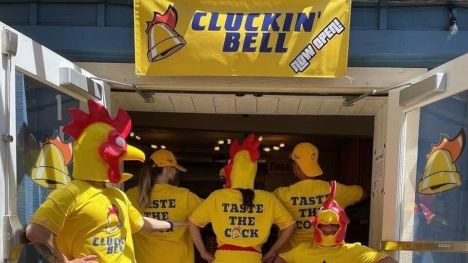 So sehen die geschmackvollen Uniformen der Cluckin Bell-Mitarbeiter*innen aus (Foto: instagram.compCgSN3v7PN6v).