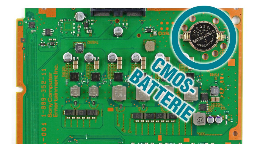 Die CMOS-Batterie sitzt bei der PS4 direkt neben der Spannungsversorgung des Mainboards und lässt sich einfach herausclippen. (Boardshot by psdeviki)