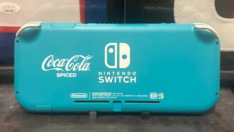 Blau statt rot – in den USA kam eine spezielle Coca-Cola Nintendo Switch Lite auf den Markt.