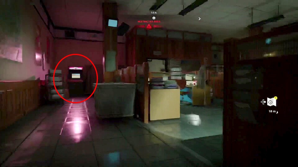 Gut am Leuchten zu erkennen: Der Arcade-Automat im Server-Raum des KGB-Hauptquartiers.