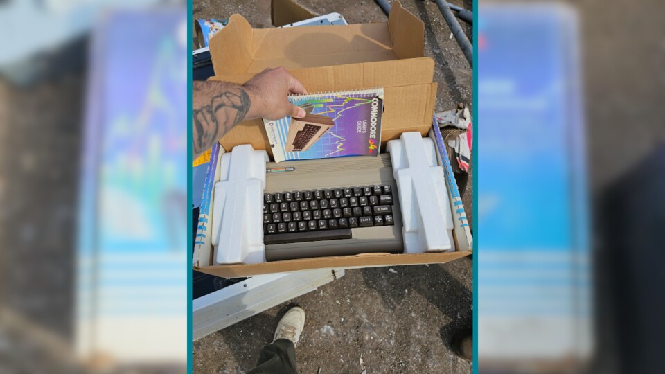 Der Commodore 64 befindet sich nicht nur in der Originalverpackung, sondern wurde darin auch richtig schön versorgt! Sogar die Gummifüße seien noch gar nicht abgenutzt. (Bild: Reddit xasgrd)