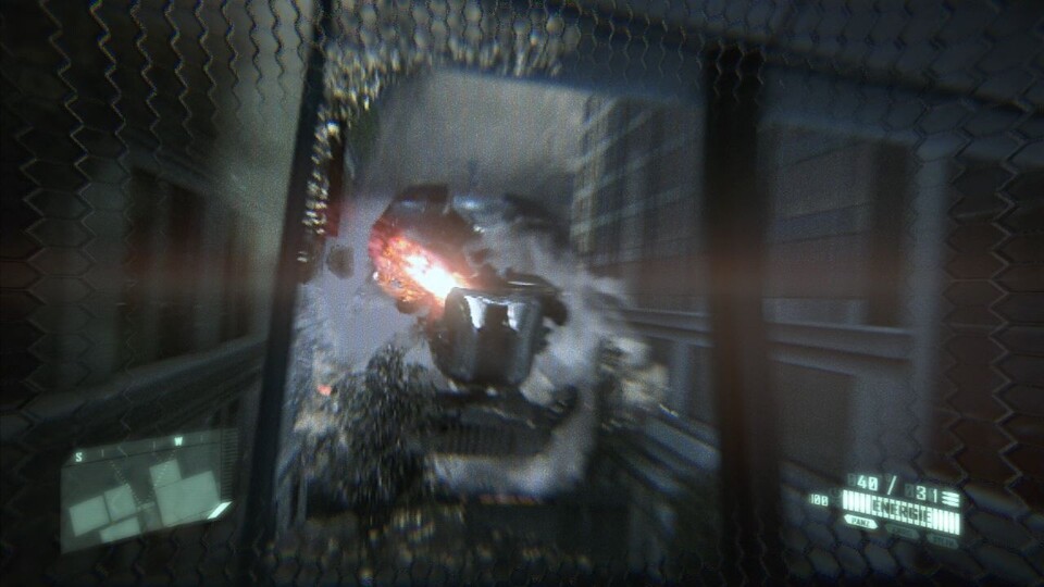 Ein Alienraumschiff kracht von der Seite in ein Gebäude: Gescriptete Sequenzen wie diese erwarten euch in Crysis 2 desöfteren.