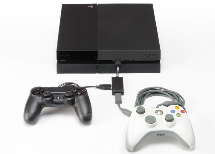Dank eines neuen Adapters sollen sich fast alle bekannteren Controller an der PlayStation 4 und der Xbox One anschließen lassen - auch Plattform-übergreifend.
