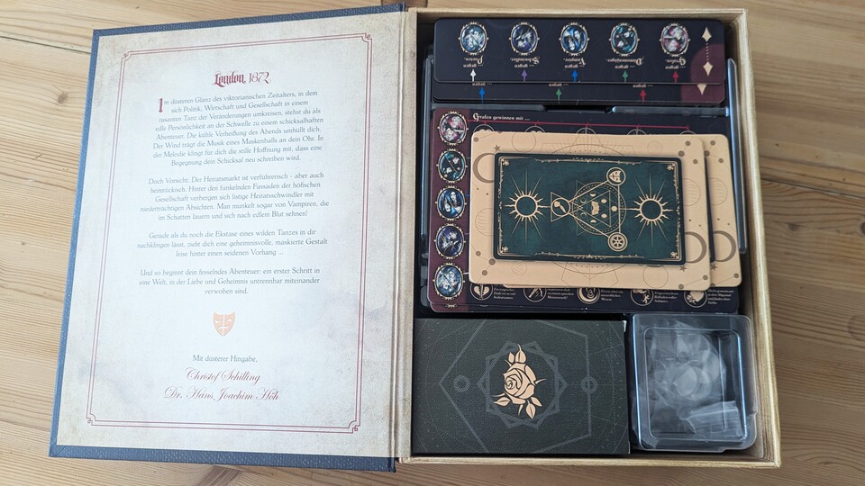 Innendrin erwarten euch Flavor-Text und hochwertiges Spielmaterial.